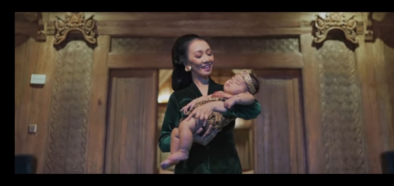 Penampilan sinden menyanyikan Lelo Ledung dalam video musik Wonderland Indonesia. Gambar: tangkapan layar YouTube / Alffy Rev