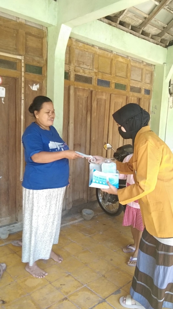 Pembagian Masker dari rumah ke rumah olah mahasiswa KKN