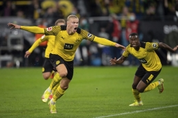 Pemain Borussia Dortmund merayakan gol ke gawang Hoffenheim. (via tt.loopnews.com)