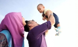 Tampak kebahagiaan terpancar dari kedua orang tua akan hadirnya sosok buah hati (sumber ilustrasi: www.dinimon.com)