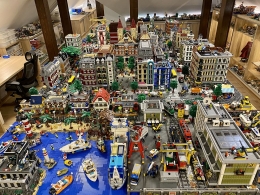 Diorama kota LEGO | Sumber foto: Indobrickville & Gabor Kovacs