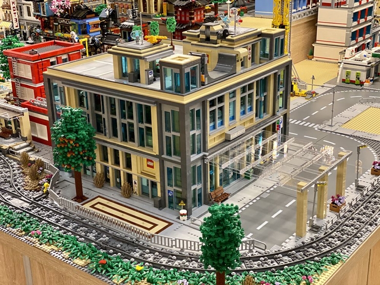 Diorama kota yang disusun dari LEGO | Sumber foto: Indobrickville & Gabor Kovacs