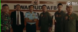 Sejumlah perwira TNI AU ikut andil langsung diantaranya Letkol Pnb. Dharma T. Gultom - paling kanan di sebelah Yoshi Sudarso  (tangkapan layar)