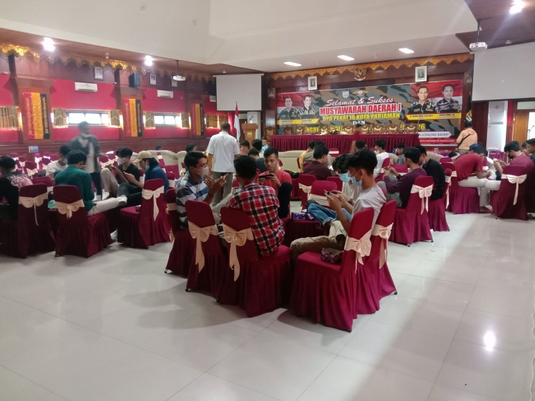 Suasana perlombaan E-Sports Mobile di DPD Pekat IB Kota Pariaman, Sumatera Barat. (Farhan Olivio/Mahasiswa)