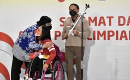 Menpora dan Menteri LHK saat sambut kedatangan peraih medali perak Paralimpiade Tokyo di Bandara Soekarno-Hatta (Sumber: kemenpora.go.id/Foto: Bagus)
