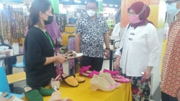 Sekdis Koperasi UKM Kab Bogor Linda Hendrayani dan Camat Cibinong Rusliandy (tengah) kunjungi stan sepatu rajut/dokpri
