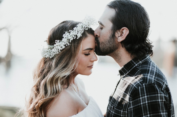 Pria yang mencium kening pasangannya (Sumber: pixabay/StockSnap)