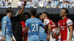 Granit Xhaka mendapatkan kartu merah saat Arsenal kalah 0-5 di kandang Manchester City (Gambar: anytime-football.com)