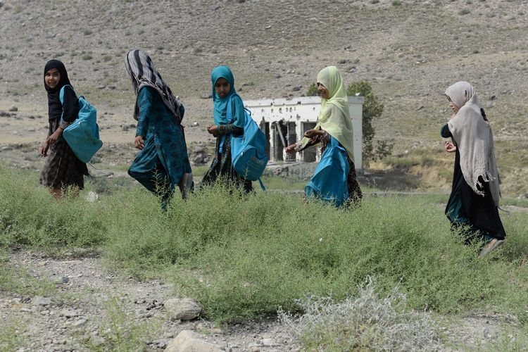 Foto anak-anak warga Afghanistan pulang sekolah di SMP Papen yang hancur di distrik Deh Bala, Provinsi Nangarhar yang dirilis 22 Juli 2019.| Sumber: AFP/NOORULLAH SHIRZADA via Kompas.com 