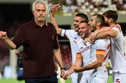 Jose Mourinho merayakan gol bersama para pemain AS Roma (Sindonews.com)