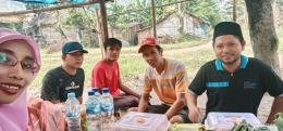 Bercengkerama di salah satu warung dam licin