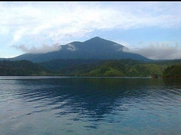 Pemandangan Pegunungan Dobonsolo atau Dafonsoro atau Cycloops dari tepi Danau Sentani. (Dokumentasi pribadi)