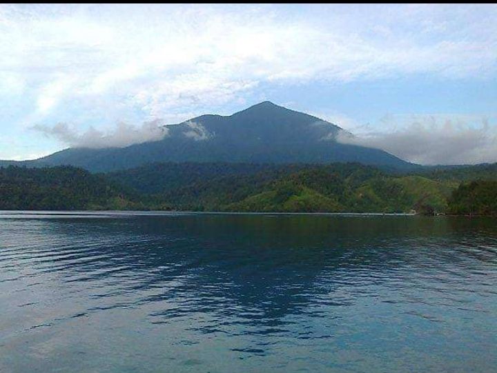 Pemandangan Pegunungan Dobonsolo atau Dafonsoro atau Cycloops dari tepi Danau Sentani. (Dokumentasi pribadi)