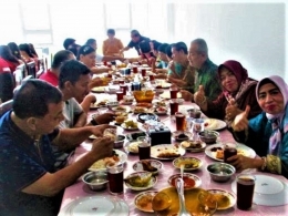 dokumentasi pribadi /makan bersama keluarga di Padang