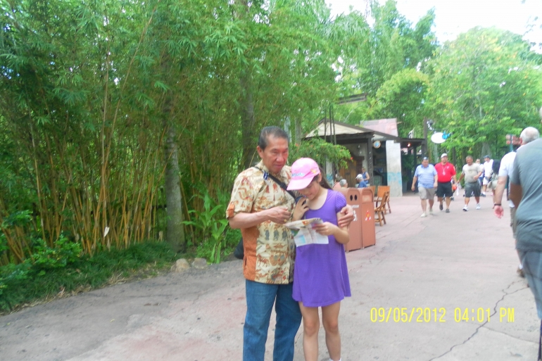 Bersama cucu di Disneyland (dok pribadi)