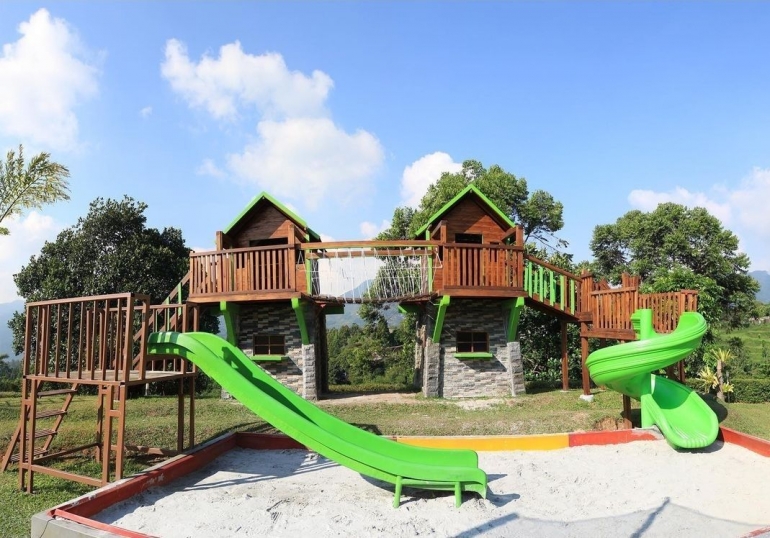 Playground outdoor Hotel Pesona Alam Resort Puncak yang disukai keluarga (Foto : www.pesonaalamresort.com)