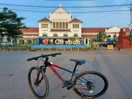 Stasiun Cirebon yang dibangun pada tahun 1901 masih berdiri kokoh. (Dokpri)