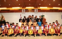 Menanamkan kebanggaan menjadi orang Indonesia lewat anak-anak sekolah (Dok. Pertiwi)