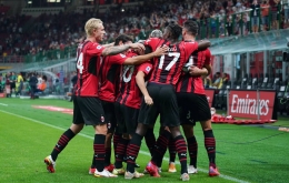 Pemain AC Milan merayakan gol ke gawang Cagliari. (via sempremilan.com)