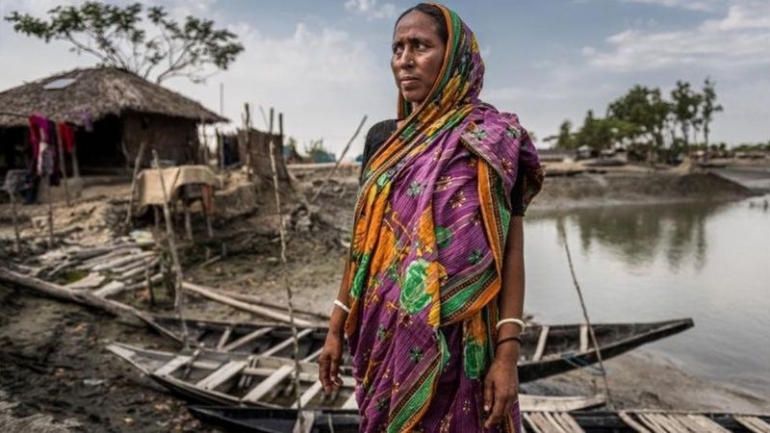 Desa-desa di Bangladesh harus beradaptasi dengan naiknya permukaan laut demi bertahan hidup. Fenomena alam tersebut membuat cara hidup secara tradisional menjadi tidak mungkin. William Park -BBC Future.
