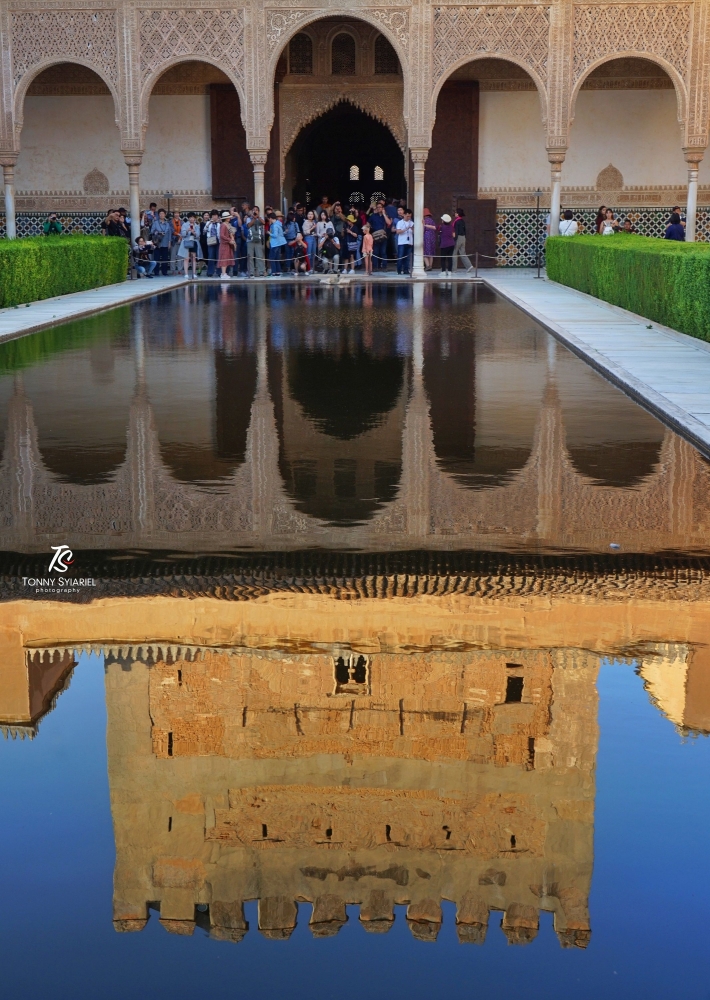 Istana Alhambra- Granada, Spanyol. Menara istana terpantul indah di sebuah kolam di tengah istana. Sumber: Dokumentasi pribadi
