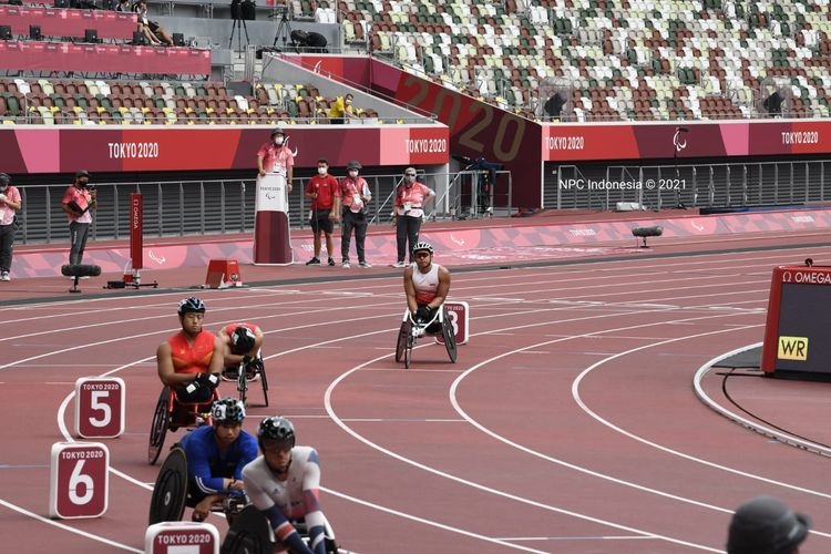 Atlet para atletik Indonesia Jaenal Aripin (belakang) saat berlomba di nomor 400 meter putra Paralimpiade Tokyo 2020, Minggu (29/8/2021). (DOK. NPC INDONESIA)
