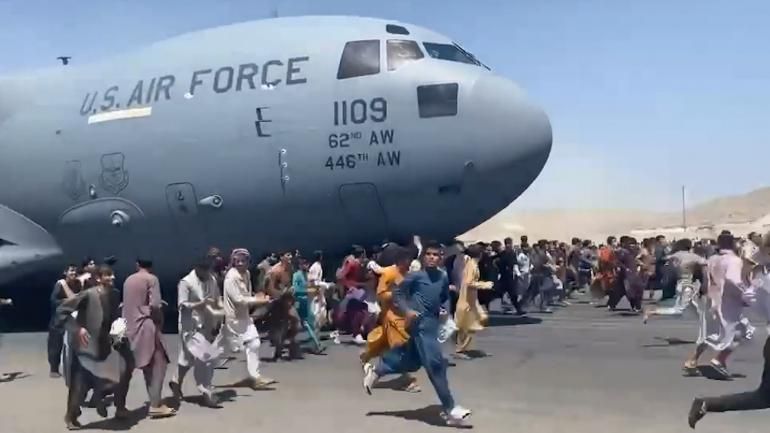 Kekacauan di bandara kota Kabul saat warga Afghanistan melarikan diri dari teror Taliban. | Sumber: getindianews.com
