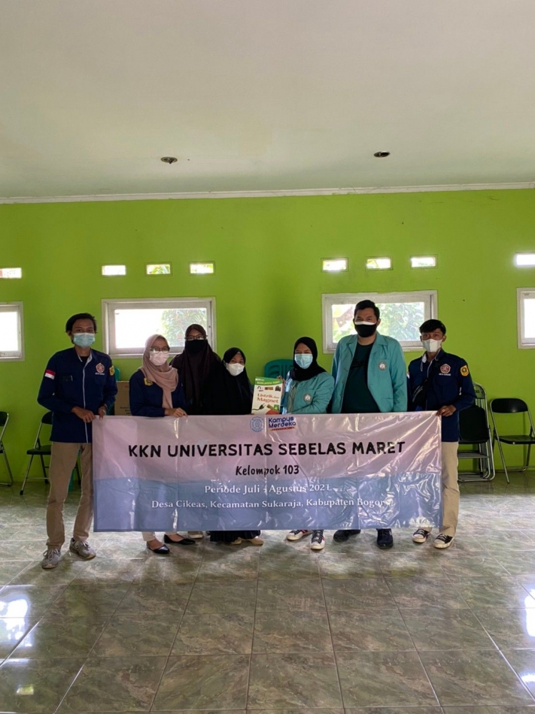 Mahasiswa KKN UNS Bersama Karang Taruna Menyerahkan Buku Hasil Donasi Kepada Perangkat Desa (Dokpri)