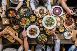 ilustrasi makanan di tas meja restoran. shutterstock/olga klochanko