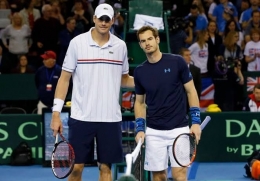 John Isner(kiri) dan Andy Murray. (dailyrecord.co.uk)