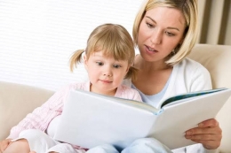 Orang Tua Mengajarkan Anak Membaca. Sumber Enervon