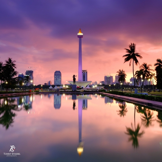 Foto refleksi dari Monas - Jakarta. Atas dan bawah cantik. Sumber: dokumentasi pribadi