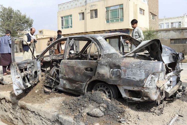 Para jurnalis memotret mobil yang hancur dihantam serangan roket di Kabul, Afghanistan, Senin (30/8/2021). (Foto: AP PHOTO/KHWAJA TAWFIQ SEDIQI/kompas