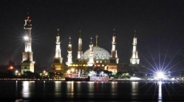 Masjid Islamic Center Samarinda dengan latar depan Sungai Mahakam. dok. surau.co
