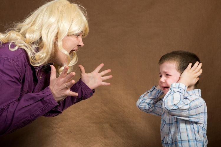 Ilustrasi anak yang menutup telinganya saat dimarai orangtua. Sumber: Shutterstock via Kompas.com