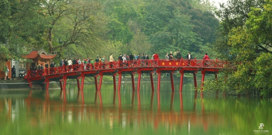 Jembatan Merah di Danau Hoan Kiem- Hanoi. Refleksi dari jembatan dan pohon-pohon di sekitarnya tetap cantik, meskipun tidak ada langit di dalam frame. Sumber: dokumentasi pribadi