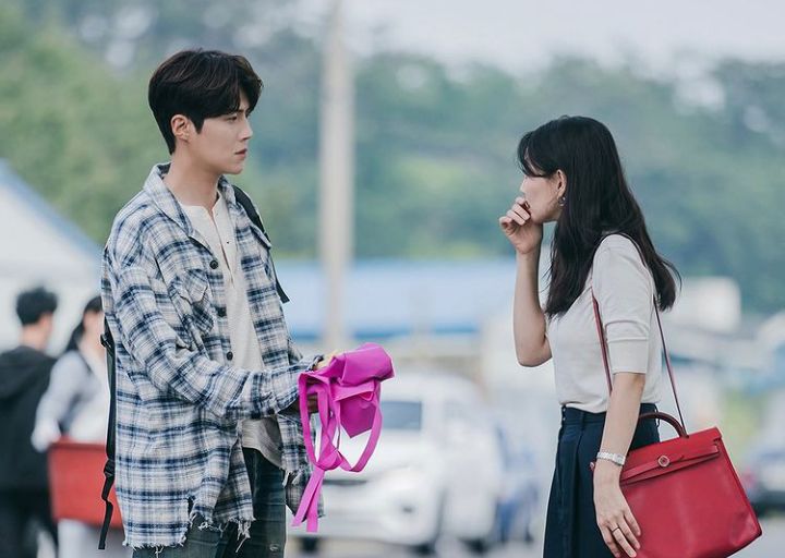 Drama Hometown Chachacha yang dibintangi Kim Seon ho dan Shin Min ah menjadi perbincangan hangat di kalangan penikmat drama korea (sumber: Instagram @tvn_drama)