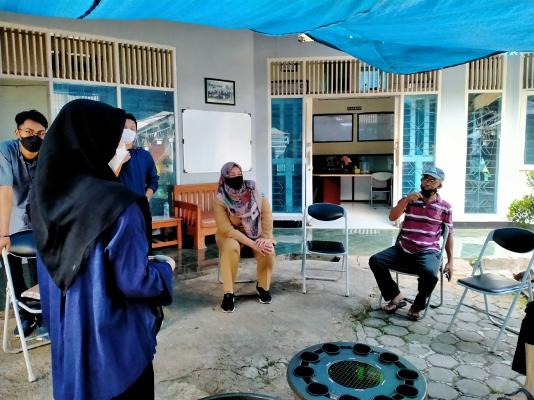 diskusi bersama warga Kelurahan Karang Pamulang terkait perawatan Budikdamber (Dokpri)