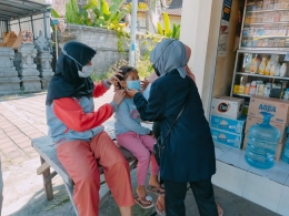 Pemakaian Masker Kepada Salah Satu Anak Kecil di Desa Abianbase (Dokpri)