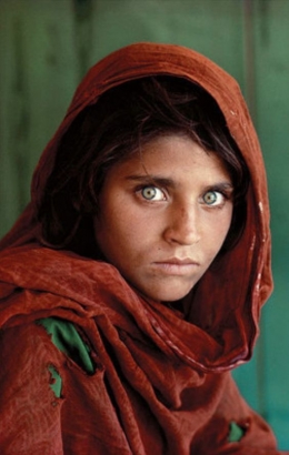 Sumber: Pinterest.com. Foto karya Steve McCurry ini bahkan pernah dimuat di sampul majalah National Geographic, Vol. 167, No. 6, Juni 1985.