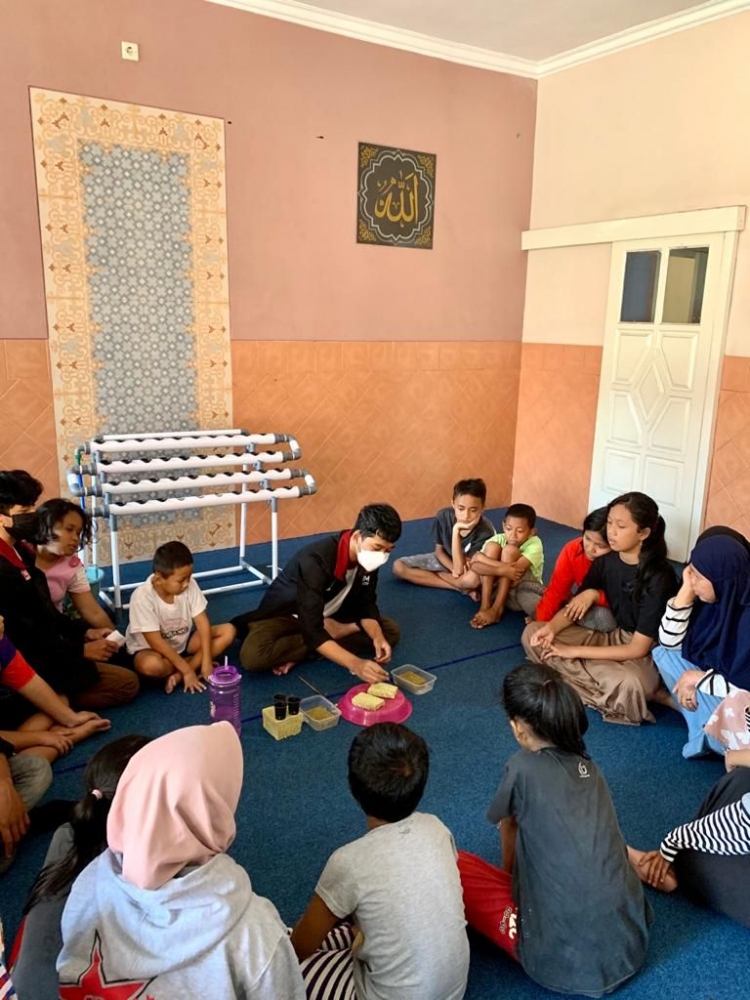 PMM 62 UMM menjelaskan dan mempersiapkan media tanaman hidroponik  bersama Anak Panti Asuhan Taslimiyah Malang