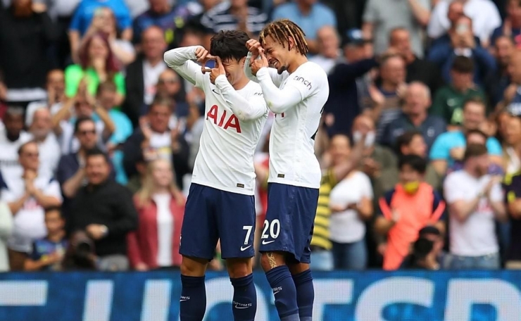 Pemain Tottenham Hotspur merayakan gol ke gawang Watford. (via archyworldys.com)
