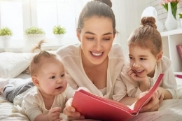 Ilustrasi ibu mengajari anak-anaknya membaca. Sumber: Thinkstock via Kompas.com