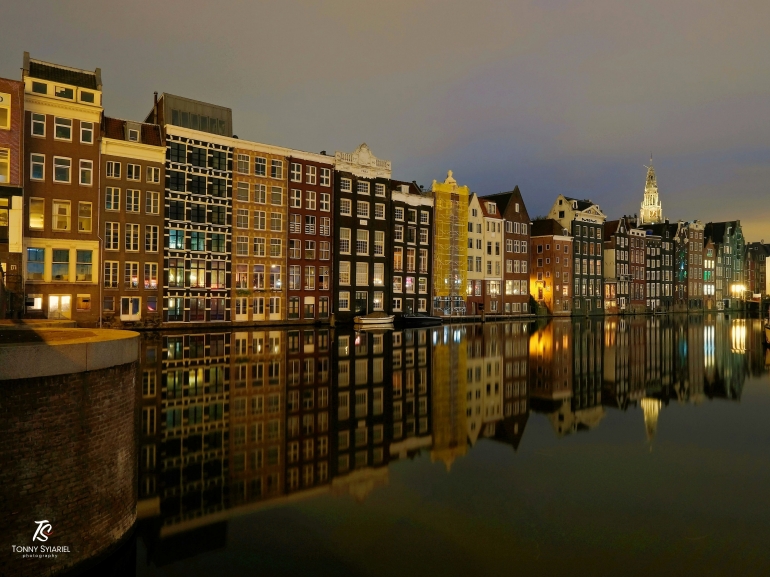 Dancing Houses- Damrak, Amsterdam jelang pagi. Tidak mengapa jika garis horizon harus di tengah. Sumber: dokumentasi pribadi