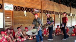 Masyarakat Dayak sedang melaksanakan ritual adat tolak bala. Sumber: pontianak.tribunnews.com