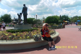 beristirahat dibelakang patung Walt Disney (dok pribadi)