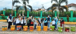 (Melukis tempat sampah Bersama anak-anak TPA di Masjid Jamik, nagari Sumanik, provinsi Sumatra Barat.) Dokpri