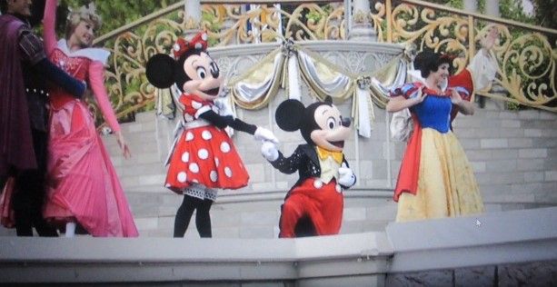 Kami melihat patung Walt Disney sedang memegang tangan Mikey yang diabadikan di arena Kastil Cinderella (dok pribadi).