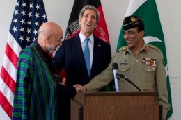 Menlu AS John Kerry (tengah) memediasi pertemuan antara Presiden Afghanistan Hamid Karzai dan Jenderal Pakistan Asfhaq Parvez Kayani di Belgia. (AFP/Getty Images)