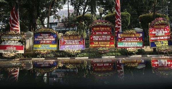 Puluhan karangan bunga didepan kantor DPRD DKI Jakarta, ilustrasi : detik.com 